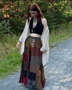 Long Patchwork Skirt Outfit, Long Hippie Skirt, Bra Strap Outfit, Earth Tone Boho Outfits, Hippy Skirt Outfit, Hippie Fairy Core Outfits, Grunge Hippy Outfits, Hippie Looks Outfits, Alternative Hippie Outfits