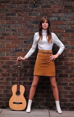 Moda Z Lat 70., Holding A Guitar, 60s Fashion Trends, 60s 70s Fashion, 70’s Fashion