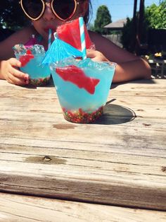 Luau Drinks, Summer Drinks Kids, Fishbowl Drink, Kids Luau, Drinks For Summer, Pool Party Drinks, Pool Party Food, Pool Drinks, Fun Summer Drinks