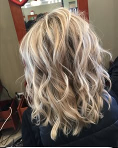 Curly Hair Color Ideas, Curly Hair Color, Colored Curly Hair, Haircuts For Medium Hair, Hair Envy, Shoulder Length Hair, Medium Length Hair, Medium Length Hair Cuts