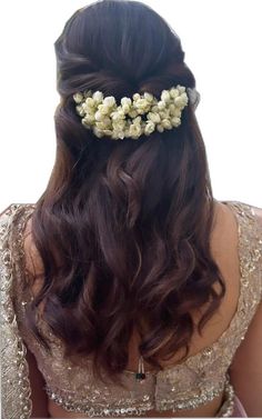 Curls Hairstyles Indian Wedding, Tamil Saree Hairstyles, Curls With Flowers In Hair, Traditional Hairstyle With Flowers, Hair Styles With Flowers Indian, Designer Saree Hairstyle, Hairstyles For Lehenga Look, Indian Hair Braid, Hairstyle With Flowers Indian