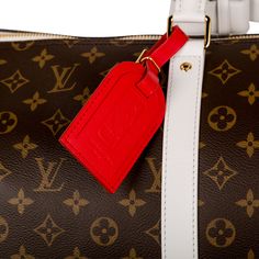 Louis Vuitton presents the perfect streetwear twist to their classic Keepall Duffle bag that basically every hype beast (or hypebae) just needs in their life, no question. The LVxNBA collaboration has proven even to be one of the most popular collaboration drops by Virgil Abloh since his arrival, with every SLG and luggage bag selling out prior to the official release. From now, this will be the only duffle you want to wear anywhere - whether going to the gym or jet-setting! For all you streetwear junkies and Virgil Abloh worshippers, if you're taking one piece out of the LVxNBA drop, make sure it's this one! SPL Exterior Monogram canvas Championship Trophy Style Gold tone hardware zip and chunky chain detailing NBA White, Blue and Red Leather details throughout Two rolled handles in pure Luxury Leather Bag With Logo Patch, Luxury Leather Bags With Logo Patch, Designer Rectangular Bag With Logo Patch, Designer Rectangular Bags With Logo Patch, Modern Everyday Bags With Logo Tag, Luxury Leather Bags For Streetwear, Rectangular Travel Bag With Logo Tag, Rectangular Travel Bags With Logo Tag, Designer Rectangular Streetwear Bag