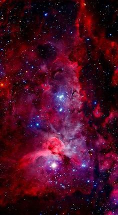 an image of some very pretty stars in the sky with red and blue colors on it