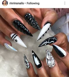 Halloween Diamond Nails, Black Crystal Nail Designs, Black Stilleto Nails With Diamonds, Black Rihnstone Nail, Steletoes Nails Halloween, Diamond Nail Designs, Nail Designs Bling, Neon Acrylic Nails, Stiletto Nail Art