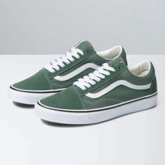 Suede/ Canvas Men’s Sneaker Vans Verdes, Vans Shoes Old Skool, Vans Vintage, Duck Green, Van Color, Green Vans, Vans Store, Sneakers Vans, Vans Off The Wall