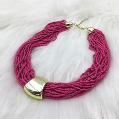 Ce magnifique collier ras du cou en perles est le complément parfait à votre garde-robe. Fabriqué avec des pierres naturelles et doté d'un design multicouche, ce collier rehaussera votre style. Les accents de couleur or ajoutent une touche de glamour, ce qui en fait un choix classique.

 Type de métaux : Alliage de zinc

 Matière : Plastique

 Type d'article : Colliers Beads Choker Necklace, Cowrie Shell Jewelry, Lace Weave, Beads Choker, Afrikaanse Mode, Statement Fashion, African Necklace, Stone Choker, Handmade Jewelry Necklace