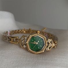 Vintage Style Emerald Green Dial Gold Bracelet Watch - Chic Watches with Affordable Price Vintage Looking Jewelry, Antique Watches Vintage, Dainty Vintage Watch, Vintage Gold Watch Women’s, Vintage Watches Women Classy, Dainty Watches For Women, Vintage Jewellery Aesthetic, Gold And Green Jewelry, Gold Watch Aesthetic