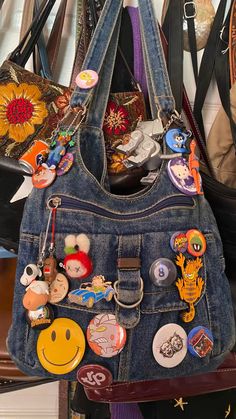 accumulate pin button denim bag Purse Essentials, What In My Bag, Denim Tote Bags, Diy Tote Bag, Pin Button, Denim Tote, Denim Bag, Hat Pins