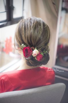 Wedding Bun Hairstyle, Messy Bun Styles, Bun With Flowers, Hairstyles Juda, Intricate Braids, Hairstyle Ideas Easy, Wedding Bun, Flower Bun