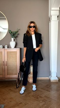 Minimalist outfit idea with Adidas samba and oversized black blazer Black Blazer Outfit Casual, Adidas Sneakers Outfit, Adidas Samba Outfit Women, Sambas Adidas Women Outfit, Oversized Black Blazer, Black Blazer Style, Looks Adidas, Casual Sporty Outfits