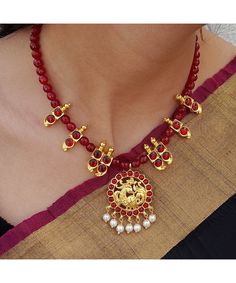 Product Description :  Handmade High quality Maroon Kemp Gold plated Annapakshi Dollar with Maroon Agate beads Necklace Set and adjustable necklace rope for perfect fitting. A perfect choice for your jewellery collection. Suitable for Wedding, ethnic wear, festive and party wear. A beautiful gift for your loved ones. This product is especially handmade for you after receiving the order and takes 3 to 4 man hours to complete, hence slight imperfections are expected which is not a defect.  Slight color variation of the product may occur due to photographic light effect. Necklace Weight : 51 gms Dimensions :  Necklace Length (without dori) - 20.3 cm , Dori Length - 26 cm Pendant Height - 4.6 cm, Pendant Width - 3.1 cm Earring Height - 2.3 cm, Earring Width - 0.7 cm Material : Alloy metal, Fau Thali Chains, Kemp Jewellery, Gold Pearl Jewelry, Necklace Rope, Gold Necklace Indian, Temple Jewelry, Gold Necklace Indian Bridal Jewelry, Black Beaded Jewelry, Party Kleidung