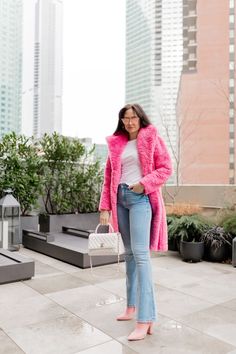 A woman wearing a blue jeans outfit with a pink coat for a boujee photoshoot. Summer Beach Capsule Wardrobe, Dress Like A New Yorker, Boujee Photoshoot, Beach Capsule Wardrobe, Beach Capsule, Fall Trends Women, Nyc Fashion Winter, City Street Style, Women's Winter Fashion