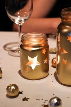 DIY gold lantern | star table decor Star Table Decor, Crochet Christmas Baubles, Free Christmas Tags, Glitter Spray Paint, Lantern Christmas, Gold Lanterns, Diy Gold, Star Lanterns, Gold Spray Paint