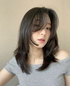 Hush cut, medium length, wolf cut, curtain angs, layers, korean hair style, hair cuts, asia Unstyled Layered Hair Short, Short In The Front Long In The Back Hair, Asian Haircut, Korean Short Hair, Hair Style Korea, Hair Color Streaks, Wolf Cut