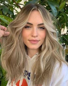 Beige Blonde Money Piece, Dark Blonde Lived In Hair, Dark Blonde Hair Color Ideas 2023, Mid Length Light Brown Hair With Highlights, Natural Ashy Blonde Hair, Buttery Caramel Blonde Hair, Summer Blonde Hair With Dark Roots, Ombre Blonde Hair Dark Roots, Creamy Blonde Hair Balayage Dark Roots