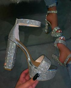 Plágio é crime ✨ Bárbara Passos, uma jovem de 17 anos, mora com os p… #fanfic # Fanfic # amreading # books # wattpad Shoes Heels Prom, Sequin Sandals, Heels Prom, Silver High Heels, Prom Heels, Heels Online, Fancy Shoes