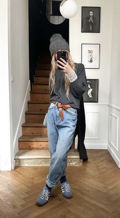 Ootd Jeans High Waist, Finnish Fashion Street Styles, Winter Outfits Boho Chic, Scandinavian Outfits Women, Basic Mom Outfit, Edgy Chic Fashion, Effortless Outfit, Neue Outfits, Look Vintage