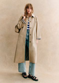 Oversize trench coat;Classic collar;Middle front button fastening ;Check lining;Water-repellent material;Length from shoulder 114 cm / 44.9 in (for a 36) Trenchcoat Outfit, Trench Beige, Style Parisienne, Smart Jackets, Oversized Trench Coat, Trench Coat Outfit, Paris Mode, Denim T Shirt, Trench Coat Black