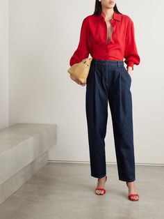 Magda Butrym's 'Toteness' jeans are pinched at the waistband to create chic pleats through the legs. The high-rise waist and tapered hems recalls the glamorous '80s era the designer is so often guided by. How To Wear Dungarees, Earth Toned Outfits, Neutral Capsule Wardrobe, New York Outfit, Tapered Leg Jeans, Tailored Coat, Magda Butrym, White Denim Shorts, Smart Outfit