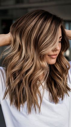 Stunning Blonde Balayage Hair Color Ideas Take your hair to the next level with the latest blonde balayage hair color ideas. This French technique giv... Autumn Bronde, Shay Hair, Soft Caramel Highlights, Dye Hairstyles, Blonde Balayage Hair, Ombre Hairstyles, Balayage Hair Color Ideas, Fall Blonde Hair, New Hair Look