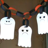 FREE printable halloween ghost garland for kids Quick Halloween Crafts, Strašidelný Halloween, Ghost Garland, Dekorasi Halloween, Bricolage Halloween, Halloween Fest, Halloween Kunst, October Crafts, Halloween Arts And Crafts