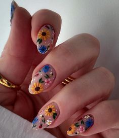 Garden Themed Nails, Gen Z Nails, Dolly Nails, Holly Dolly, Simple Spring Nails, Sunflower Nails, Floral Nail Designs, Flower Nail Designs