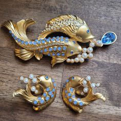 Vintage Elizabeth Taylor For Avon “Sea Shimmer” Koi Fish Brooch And Clip On Earrings 1993 Signed No Box Avon Jewelry Vintage, Fish Sign, Fish Party, Fish Brooch, Fish Jewelry, Gold Fish, Avon Jewelry, Like Animals, Beaded Animals