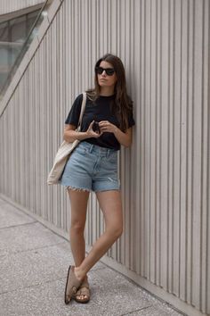 Birkenstock Outfit Summer, Birkenstock Sandals Outfit, Casual Spring Outfit, Birkenstock Outfit, Casual Day Outfits, Mode Casual, Looks Street Style, Tshirt Outfits, Casual Spring