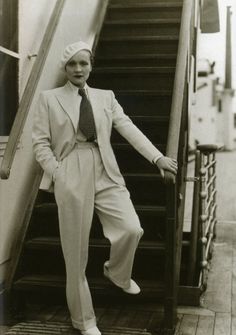 Actress Marlene Dietrich in white suit aboard the SS EUROPA, in May 1933 Masculine Fashion For Women, Klasik Hollywood, Woman In Suit, Masculine Fashion, Jean Harlow, 30s Fashion, Marlene Dietrich, 1930s Fashion, 1940s Fashion