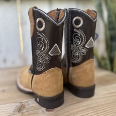 Exotica Boot - Western Boots for Kids / Cowboy Boots for Children:

 The price INCLUDES taxes and shipping to anywhere in the United States.

 The price INCLUDES sales tax and shipping cost within the United States

 Western Boot for Kids Description / Description of Western Boot for Kids:

 Style/Style: Shelter

 Upper/Cut: Cowhide / Beef

 Lining/Lining: Cowhide / Beef

 Material: Crazy Leather / Crazy Skin

 Outsole/Sole: Rubber / Gum

 Made in Leon, Mexico / Made in Leon, Mexico

 Available Western Style Moto Boots With Round Toe For Outdoor, Western Martin Boots With Round Toe For Outdoor, Round Toe Moto Boots For Ranch In Winter, Western Style Martin Boots With Round Toe For Outdoor, Brown Moto Boots For Ranch In Winter, Western Style Outdoor Boots With Round Toe, Western Style Round Toe Outdoor Boots, Country Style Outdoor Boots With Round Toe, Western Brown Moto Boots With Closed Toe