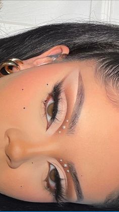 Neutral Makeup With Rhinestones, Makeup Ideas Eyeshadows Natural, Eyeliner Lashes Make Up, Light Neutral Makeup Natural Looks, Cute Brown Eyeshadow Looks, Kai Uchis Makeup, Euphoria Make Up Ideas, Graduation Makeup With Rhinestones, Bad Bunny Concert Makeup Nadie Sabe