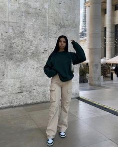 Essentials Fear Of God Outfit Women, Tan Cargos Outfits, Cargo Trousers Outfit Winter, Cream Cargos Outfits, Modest Cargo Pants Outfit, Black Cargo Pants Outfit Winter, Cargo Pants Outfit Hijab, Tan Cargo Pants Outfit, Outfit Inspo Cargo Pants