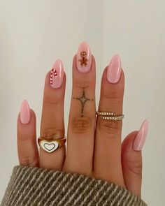 Discover 37+ cute and classy short Christmas nail ideas! From red and seasonal designs to tree nail art, these nails are perfect for the holidays. Pin to your Holiday or Fall nails board! Festive Nails Christmas, Christmas Nails Glitter, Candy Cane Nails, Christmas Gel, December Nails, Red Christmas Nails, Tree Nails