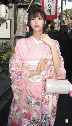 Japan Outfit Summer, Friendship Photoshoot, Pink Kimono, Japanese Lifestyle, Japan Outfit, Wedding Kimono, Chique Outfits, Aesthetic Japan, Aesthetic Women