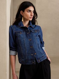 Essential Jean Jacket | Banana Republic Versatile Fall Outfits, Dark Jean Jacket, Jean Jacket Styles, Cosy Outfit, Demin Jacket, Jean Jacket Outfits, Body Outfit, Jacket Outfit, Warm Outfits