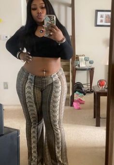 Creme Colored Outfits, Brown Tank Top Outfit Aesthetic, Thick Y2k Outfits, Black Thick Woman Outfits, Y2k Fits Plus Size, Black Woman Body Reference, Plus Size Black Woman Photoshoot, Tall Thick Body Outfits, Chubby Girl Outfits Black Women