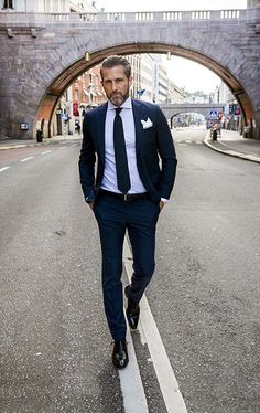 Macho Moda - Blog de Moda Masculina: Terno Azul Masculino, dicas para Usar e Inspirar! Blue Suit Style, A Man In A Suit, Man In A Suit, Formal Men Outfit, Navy Blue Suit, Navy Suit, Men Formal, Men’s Suits, Suit Style