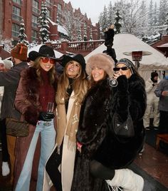 Aspen Inspired Outfit, Aspen Apres Ski, Aspen Colorado Fall Outfits, Aspen Outfits Fall, Cold Bachelorette Party Outfit, Telluride Colorado Winter Outfits, Aspen Fashion Winter Chic, Aspen Fall Outfits