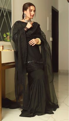 Grara Design Pakistani Dresses, Black Suits Pakistani, Black Gharara Pakistani Dresses, Gharara Aesthetic, Black Dress Ideas Pakistani, Ghrara Design Pakistani, Grara Dress Pakistani Simple, Simple Gharara Designs, Pakistani Gharara Designs