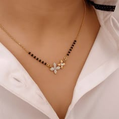 Minimalistic Jewellery, Pretty Gold Necklaces, Wedding Knot, Unique Gold Jewelry Designs, Neck Pieces Jewelry, Gold Bangles For Women