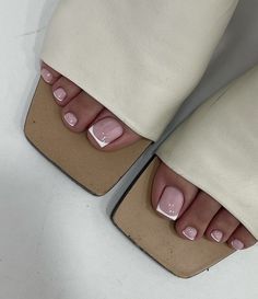 French Manicure Toes, French Tip Pedicure, French Toe Nails, French Pedicure, Pedicure Ideas, Gel Toe Nails, Acrylic Toe Nails, Toe Nail Color, Pedicure Designs