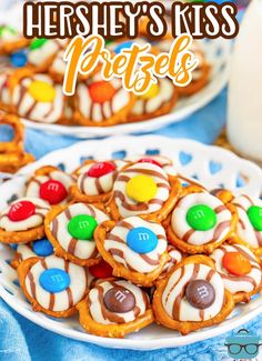 there is a plate full of pretzel cookies on the table with text overlay that says hershey's kiss pretzels