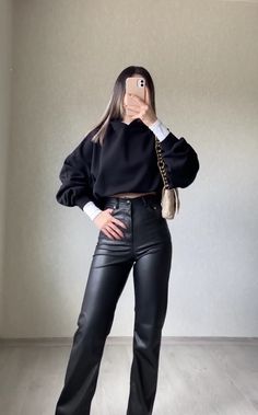 Highnecksweater Outfits Women, Formal Leather Pants Outfit, How To Style Leather Pants, Style Leather Pants, Leather Trousers Outfit, Outfits Juvenil, Leather Pants Outfit, Designer Clothing Brands, Classy Winter Outfits