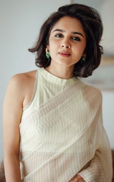 Saree With Bob Haircut, Onam Saree Blouse Ideas, Sari Blouse Styles, Onam Saree, Formal Saree, Cotton Saree Blouse Designs, Cotton Saree Blouse