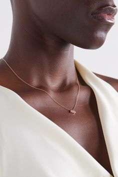 "I want each piece to tell its own story. It is my hope that the jewelry I create will be treasured and passed down through generations to come", says Sophie Bille Brahe. This 'Glaçon' necklace is handmade from 18-karat recycled gold and strung with delicate diamonds - they almost look like they're floating on the fine chain. Sophie Bille Brahe Earrings, Sophie Digard Necklace, Recycled Necklaces, Sophie Bille Brahe, Vvs Diamond, Floating Necklace, Gold Pearl Necklace, Gold Diamond Necklace, Tennis Necklace