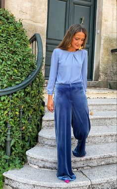 Outfits Pantalon Azul, Soft Summer, Party Looks, Office Outfits, Carolina Herrera, Bell Bottom Jeans, Wedding Guest, Style Me, Personal Style