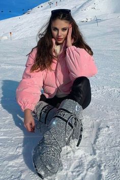 Carina Zavline, Mode Au Ski, Snow Photoshoot, Winter Travel Outfit, Lovely Friends, Snow Girl, Trip Outfits