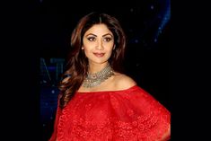 Shilpa Shetty launches celebrity fitness mobile application  #CelebrityFitnessApp #FitnessMobileApp #ShilpaShetty #Entertainment Shilpa Shetty Blouse Designs, Shilpa Shetty Indian Outfits, Shilpa Shetty Saree Blouses, Daily Yoga Routine, Strengthen Core Muscles, Celebrity Fitness, Office Yoga