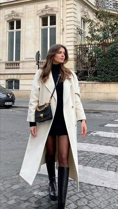 #winter #ootd #outfits #fall #fashion #beautyblog Mantel Outfit, Nyc Winter Outfits, Stile Blair Waldorf, Adrette Outfits, Ny Outfits, Nyc Outfits, New York Outfits, Fest Outfits, Europe Outfits