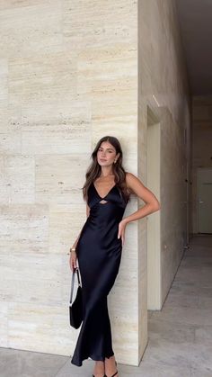 Formal Dress Photo Ideas, Photo Poses Long Dress, Long Dress Poses Photo Ideas, Long Dress Picture Poses, Poses With Dresses, Elegant Black Dress Aesthetic, Long Dress Poses, Long Party Dress